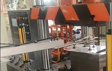 160噸拉(lā)伸機配(pèi)機械手(shou)