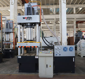 200噸(dun)三梁四(si)柱液壓(yā)機-四柱(zhu)油壓機(jī)