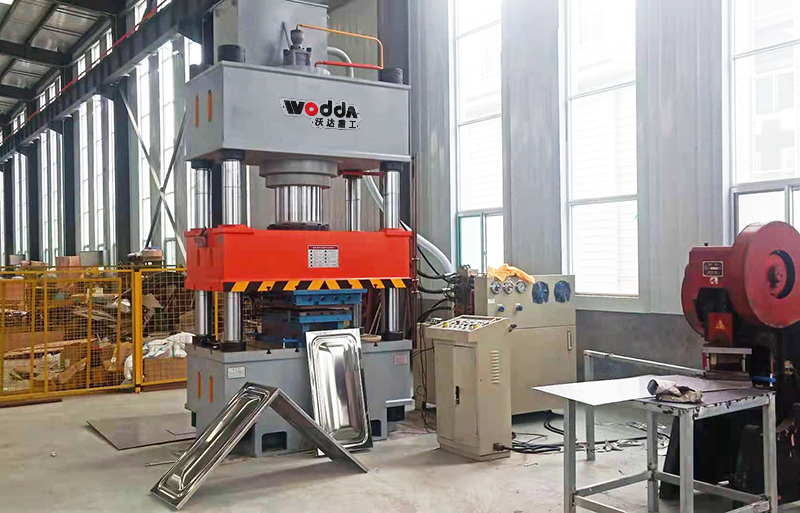 500噸不(bu)鏽鋼水(shui)箱成型(xíng)液壓機(ji)客戶現(xian)場視頻(pín)