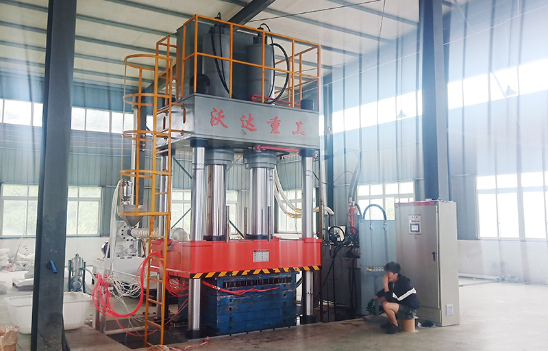 630噸建築塑(sù)料模殼成型(xíng)液壓機