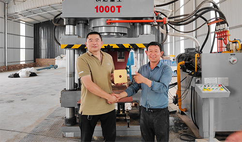 全自動鹽(yan)磚機-1000噸牛(niu)羊舔磚液(ye)壓機