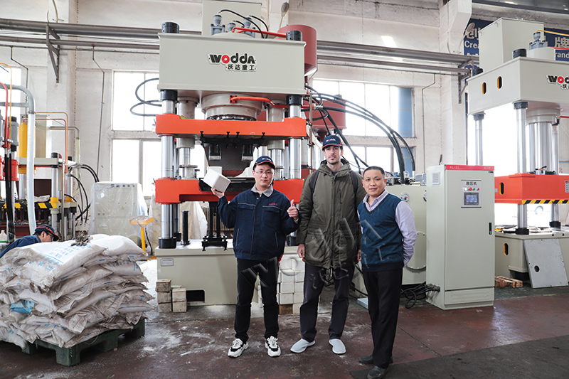 630噸牛羊舔磚鹽磚機 630噸牛羊舔磚鹽磚機