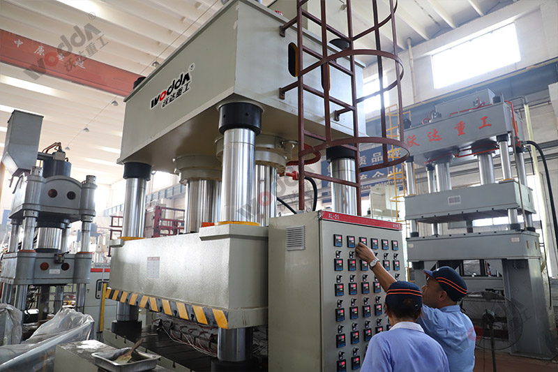 石墨烯導熱膜生産設備_1000噸液壓機_大型四柱液壓機