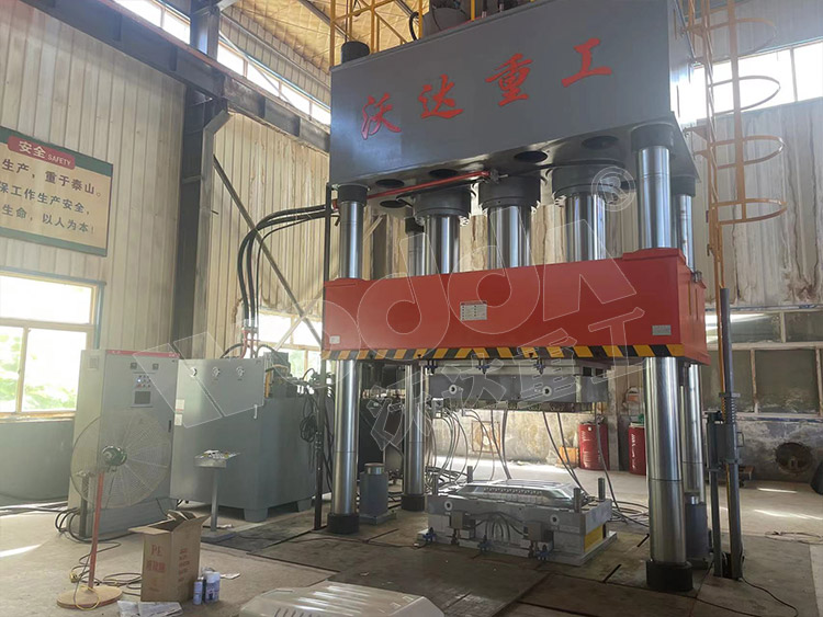 1500噸SMC汽車覆蓋件成型液壓機(圖3) 1500噸SMC汽車覆蓋件成型液壓機(圖3)