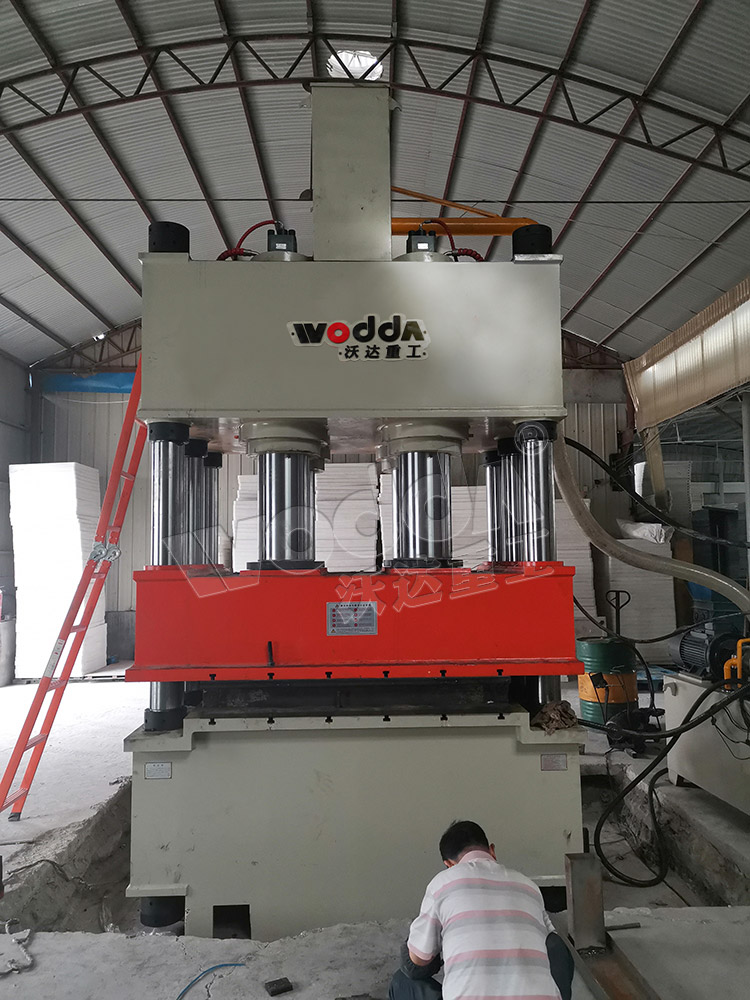 1000噸壓濾機濾闆成型液壓機現場