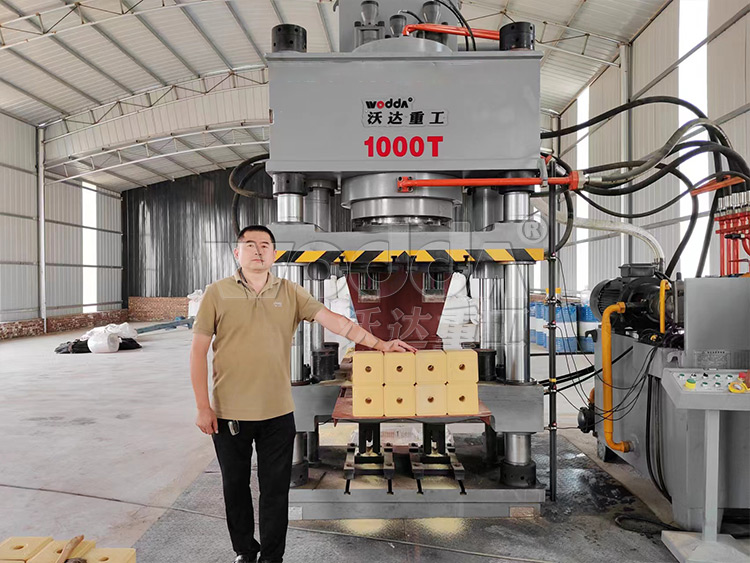 1000噸牛羊舔磚液壓機 1000噸牛羊舔磚液壓機