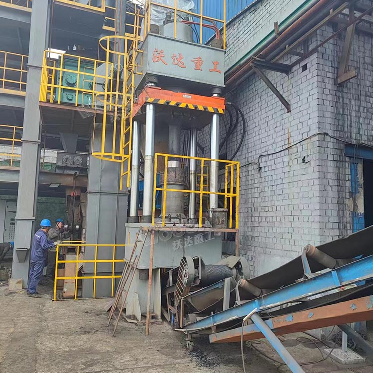 630噸活性炭成型液壓機客戶現場