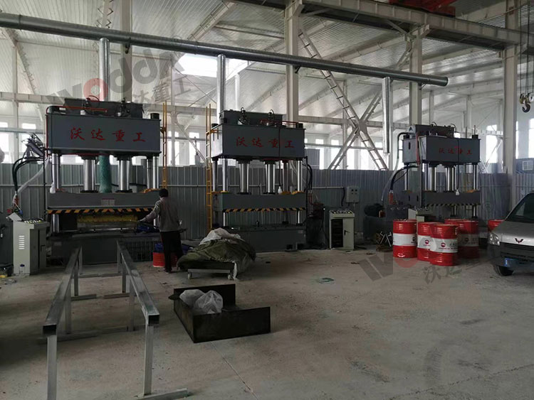 315噸複合漏糞闆液壓機使用現場 315噸複合漏糞闆液壓機使用現場