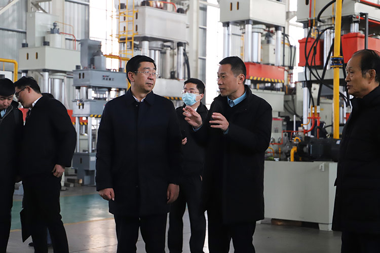 徐州市委常委、經開區黨工委書記張克一行觀看車間 徐州市委常委、經開區黨工委書記張克一行觀看車間