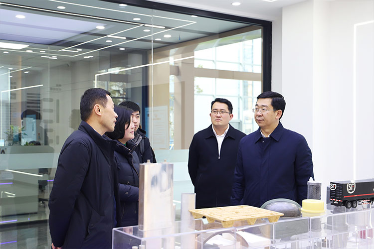 徐州市委常委、經開區黨工委書記張克一行莅臨山東沃達重工調研考察 徐州市委常委、經開區黨工委書記張克一行莅臨山東沃達重工調研考察