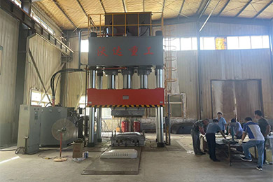 1500噸複合材(cai)料液壓機模(mo)壓SMC工程車覆(fu)蓋件