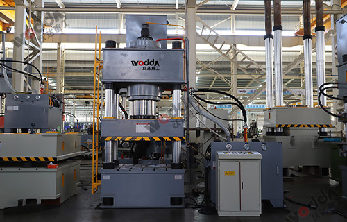 630噸三梁四柱液(ye)壓機試機現場