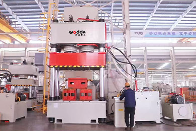 1000噸雙缸(gang)四柱三梁液(ye)壓機