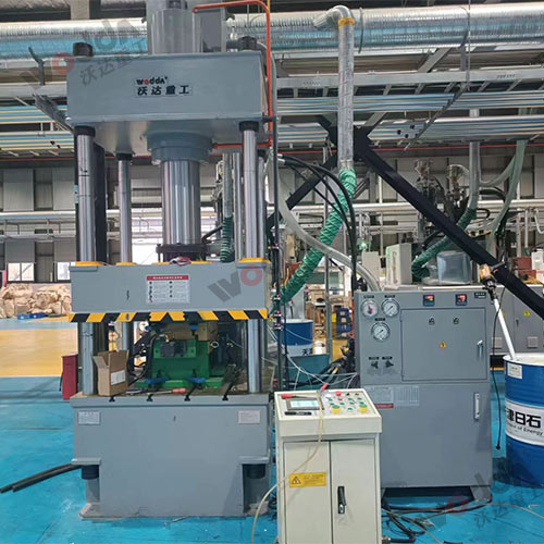 200噸玻(bo)璃鋼絕(jue)緣子模(mo)壓液壓(yā)機