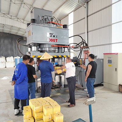 1000噸牛羊舔(tian)磚液壓機(jī)-1000噸全自動(dong)鹽磚機