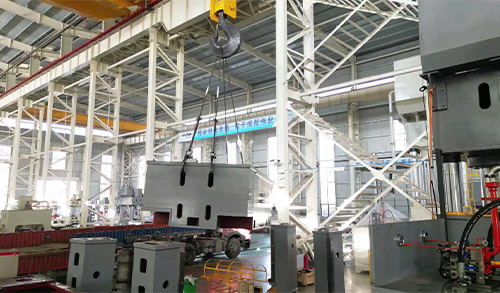 沃(wò)達重工2000噸框架式(shi)液壓機裝車發貨(huò)