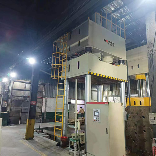 SMC華夫闆模(mo)壓成型液(yè)壓機_1500噸四(sì)柱液壓機(jī)