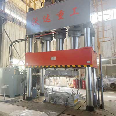 SMC汽車覆蓋(gai)件模壓液(yè)壓機_1500噸四(si)柱液壓機(jī)