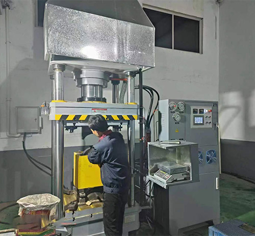 200噸四柱(zhu)液壓機(ji)熱模壓(yā)刹車閘(zha)瓦